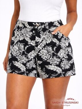 DIVIDED H&M women printed black and white floral shorts/size 6